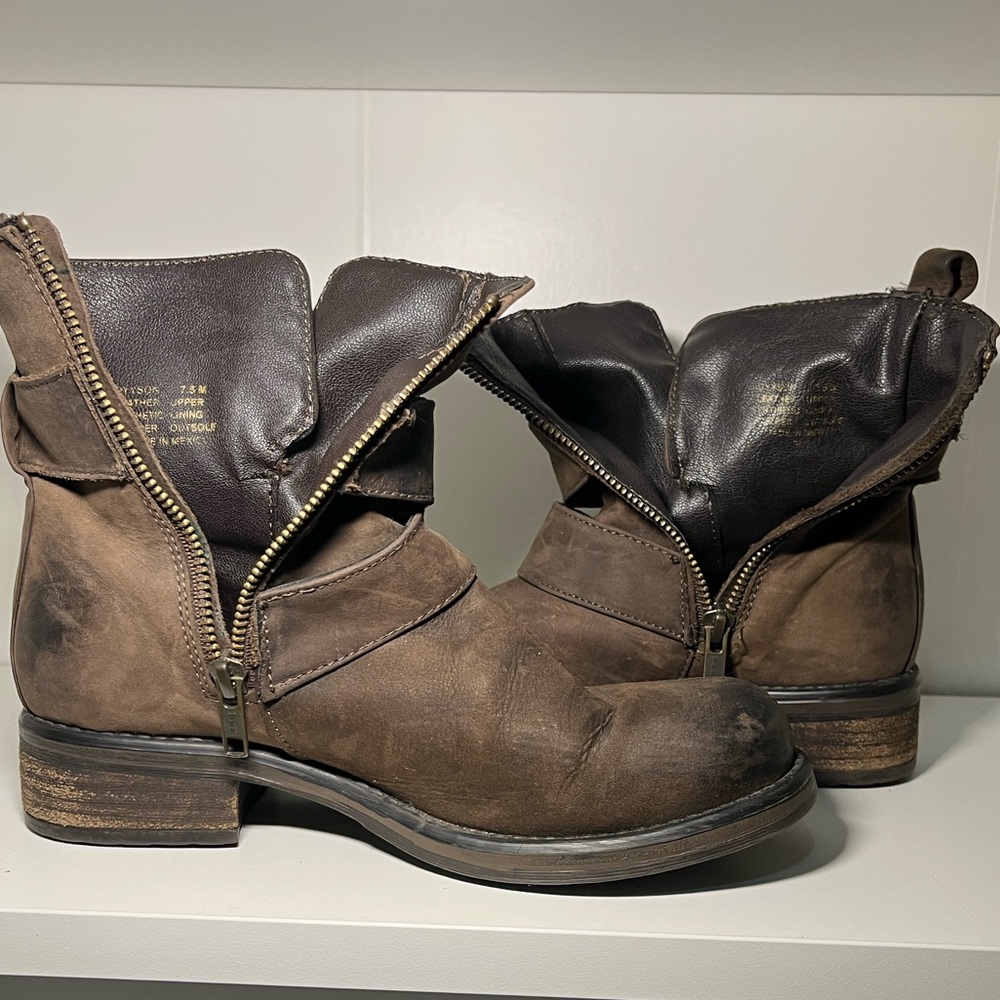 Steve Madden Oyyson Boots - Picture 7 of 7